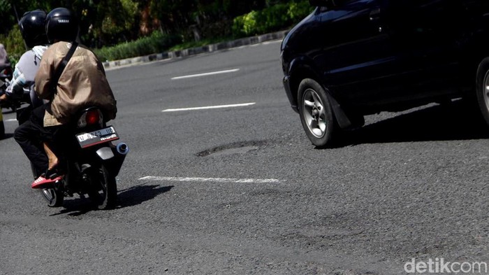 Awas ! Jalan Ahmad Yani Banyak Lubang