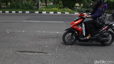 Awas ! Jalan Ahmad Yani Banyak Lubang