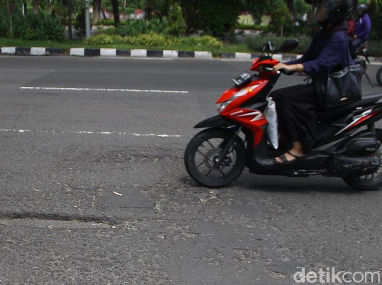 Awas ! Jalan Ahmad Yani Banyak Lubang