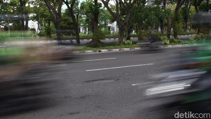 jalan berlubang di jalan ahmad yani surabaya