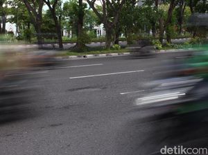 Jalan Berlubang di Jalan A Yani Surabaya Bikin Pengendara Merasa Terjebak