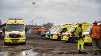 Pekerja darurat terlihat di lokasi di mana dua orang tewas dan dua lainnya terluka akibat jembatan runtuh di Lochem, Belanda bagian timur, Rabu (21/2/2024).  