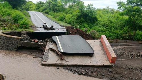 Jembatan di Desa Kawinda Toi, Kecamatan Tambora, Kabupaten Bima, NTB, putus akibat diterjang banjir bandang, Kamis (22/2/2024).