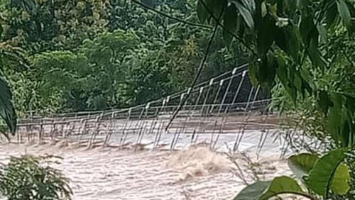 Jembatan gantung di Desa Siru, Kecamatan Lembor, Manggarai Barat, NTT, terendam banjir, Kamis (22/2/2024) pagi. (Istimewa)