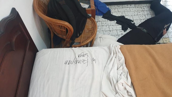 Jenazah terbungkus kain dan terikat lakban di salah satu hotel