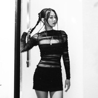 Berselang empat hari, Jennie BLACKPINK akhirnya membagikan foto-fotonya di pesta ulang tahun The Weeknd. Acara tersebut diadakan di Los Angeles Theatre yang memiliki interior mewah. Foto: dok. Instagram @jennierubyjane