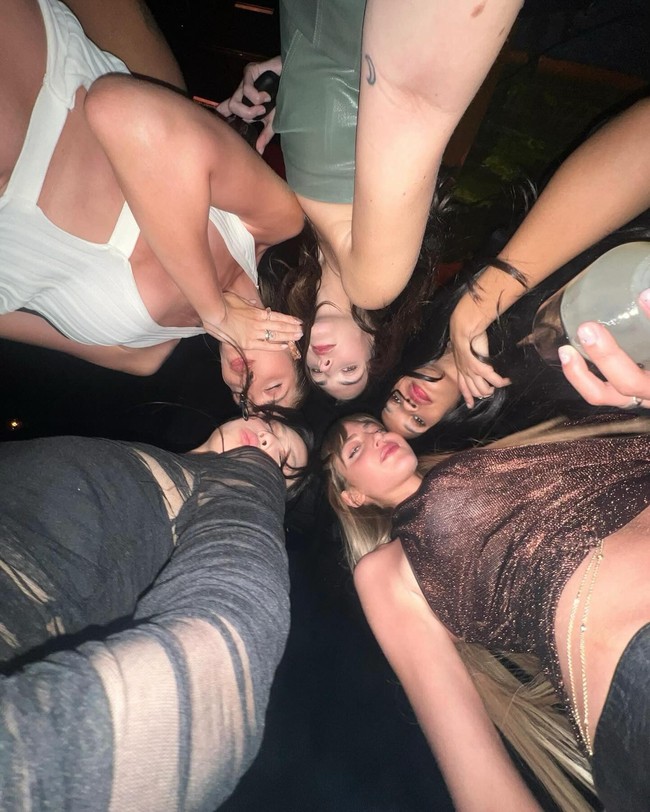 Pelantun ‘You & Me’ itu terlihat eksis bersama geng bulenya di pesta ultah The Weeknd. Tampak kakak beradik DJ Arab-Palestina Simi dan Haze, model Italia Vittoria Ceretti dan model Afrika Jordan Daniels. Foto: dok. Instagram @jennierubyjane