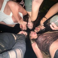 Pelantun ‘You & Me’ itu terlihat eksis bersama geng bulenya di pesta ultah The Weeknd. Tampak kakak beradik DJ Arab-Palestina Simi dan Haze, model Italia Vittoria Ceretti dan model Afrika Jordan Daniels. Foto: dok. Instagram @jennierubyjane