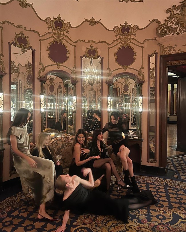 “Aura dari foto ini luar biasa, wah,” “Sungguh menakjubkan bagaimana aura Jennie tidak kalah dari para Unnie Barat yang tinggi dan seksi itu,” “Aku selalu melihat orang berbicara tentang hot girl, tapi begitu aku melihat foto ini, aku menyadari mereka benar-benar nyata… Keren sekali,” tulis sejumlah netizen di forum komunitas Korea. Foto: dok. Instagram @jennierubyjane