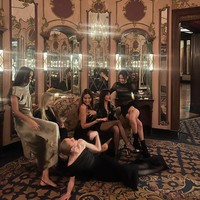 “Aura dari foto ini luar biasa, wah,” “Sungguh menakjubkan bagaimana aura Jennie tidak kalah dari para Unnie Barat yang tinggi dan seksi itu,” “Aku selalu melihat orang berbicara tentang hot girl, tapi begitu aku melihat foto ini, aku menyadari mereka benar-benar nyata… Keren sekali,” tulis sejumlah netizen di forum komunitas Korea. Foto: dok. Instagram @jennierubyjane