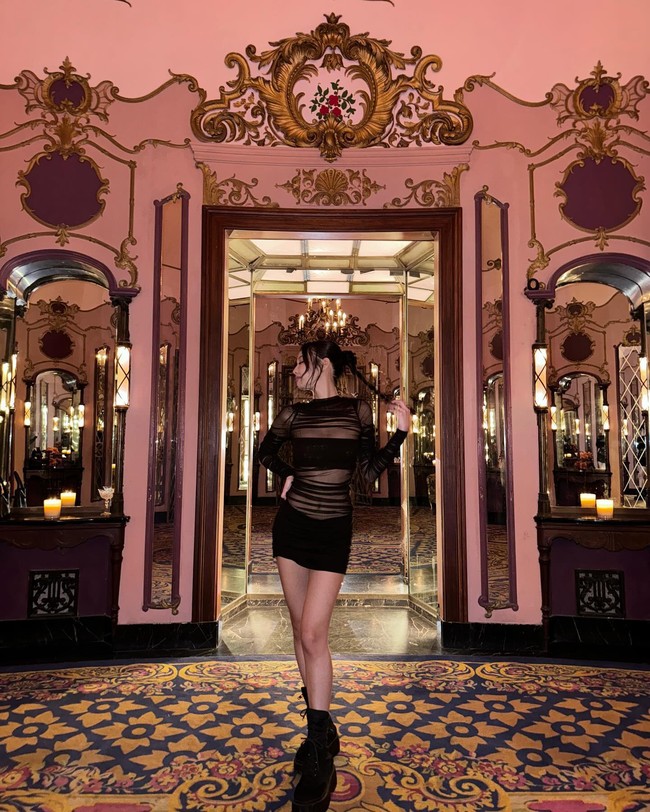 Gaun tersebut mengekspos tubuh ramping dan otot perutnya yang tegas. Penampilan Jennie BLACKPINK dilengkapi dengan platform shoes hitam yang senada. Foto: dok. Instagram @jennierubyjane