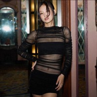 Jennie BLACKPINK diketahui memakai koleksi gaun Christopher Esber ‘Long Sleeve Tulle Column Dress’ seharga $1,095 atau sekitar Rp 17 juta. Di situs resminya sempat didiskon jadi $766 (sekitar Rp 11,9 juta). Foto: dok. Instagram @jennierubyjane