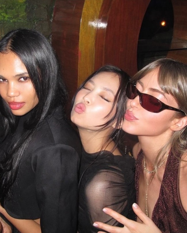 Foto Jennie BLACKPINK dan geng bulenya sontak menuai pujian netizen Korea. Personel BLACKPINK itu terlihat standout dan tak kalah seksi dari teman-temannya. Foto: dok. Instagram @jennierubyjane