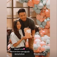 Sebagai suami siaga, Yakup tampak setia menemani sang istri. Tak lama lagi keduanya akan resmi menjadi orangtua bagi anak pertamanya yang diketahui berjenis kelamin perempuan. Foto: Instagram/@jscmila