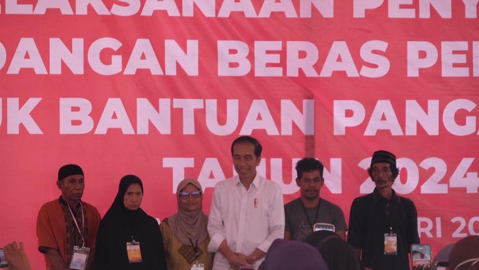 Jokowi bagi-bagi bansos beras