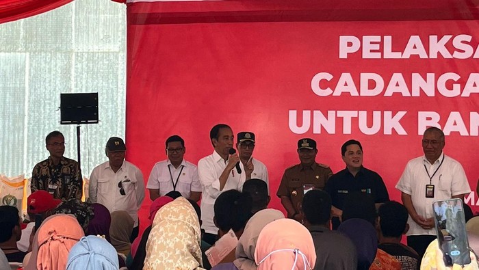 Jokowi Bagi Bansos di Sulawesi Selatan.