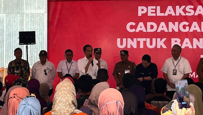Jokowi Bagi Bansos di Sulawesi Selatan.