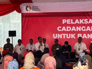 Jokowi Bagi Bansos Beras ke 1.000 Keluarga di Gudang Bulog Sulsel