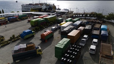 Kacau, Truk Logistik Antre 2 Hari untuk Nyebrang di Pelabuhan Ternate