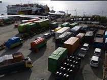Kacau, Truk Logistik Antre 2 Hari untuk Nyebrang di Pelabuhan Ternate
