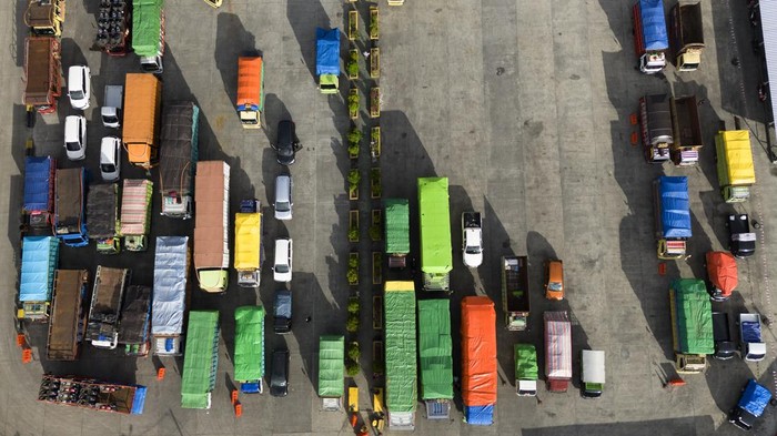 Kacau, Truk Logistik Antre 2 Hari untuk Nyebrang di Pelabuhan Ternate Sejumlah truk yang akan menyeberang ke Halmahera antre di Pelabuhan Ferry Bastiong,Ternate, Maluku Utara, Kamis (22/2/2024). Para sopir truk lintas Halmahera mengeluhkan pelayanan pelabuhan ferry tidak maksimal sehingga mereka harus mengantre selama dua hari akibat dermaga satu belum difungsikan meskipun sudah selesai diperbaiki akhir tahun lalu dan hanya satu dermaga yang dapat digunakan hingga terhambatnya distribusi logistik ke daerah-daerah. ANTARA FOTO/Andri Saputra/aww.