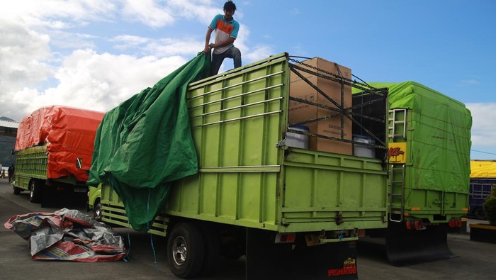 Kacau, Truk Logistik Antre 2 Hari untuk Nyebrang di Pelabuhan Ternate Sejumlah truk yang akan menyeberang ke Halmahera antre di Pelabuhan Ferry Bastiong,Ternate, Maluku Utara, Kamis (22/2/2024). Para sopir truk lintas Halmahera mengeluhkan pelayanan pelabuhan ferry tidak maksimal sehingga mereka harus mengantre selama dua hari akibat dermaga satu belum difungsikan meskipun sudah selesai diperbaiki akhir tahun lalu dan hanya satu dermaga yang dapat digunakan hingga terhambatnya distribusi logistik ke daerah-daerah. ANTARA FOTO/Andri Saputra/aww.