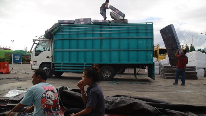 Sejumlah truk yang akan menyeberang ke Halmahera antre di Pelabuhan Ferry Bastiong,Ternate, Maluku Utara, Kamis (22/2/2024). Para sopir truk lintas Halmahera mengeluhkan pelayanan pelabuhan ferry tidak maksimal sehingga mereka harus mengantre selama dua hari akibat dermaga satu belum difungsikan meskipun sudah selesai diperbaiki akhir tahun lalu dan hanya satu dermaga yang dapat digunakan hingga terhambatnya distribusi logistik ke daerah-daerah. ANTARA FOTO/Andri Saputra/aww.