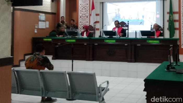 Kades Tarik, Sidoarjo saat menjalani sidang sebagai terdakwa kasus pelanggaran pemilu di PN Sidoarjo.