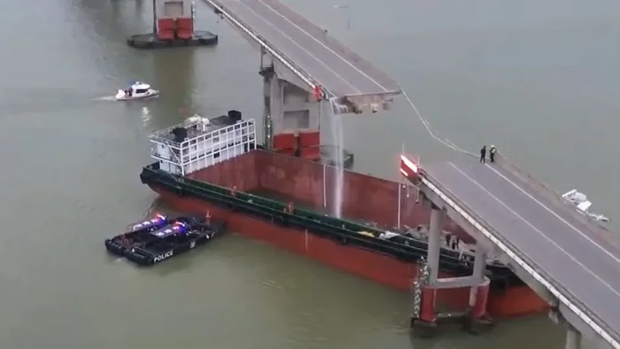 Kapal menabrak jembatan di China
