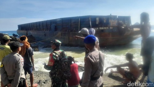 Kapal tongkang tanpa awak terdampar di Pantai Meang, Lombok Barat, NTB.