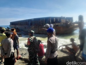 Caleg PKS Tarik Bantuan dari Masjid hingga Kapal Hantu Terdampar