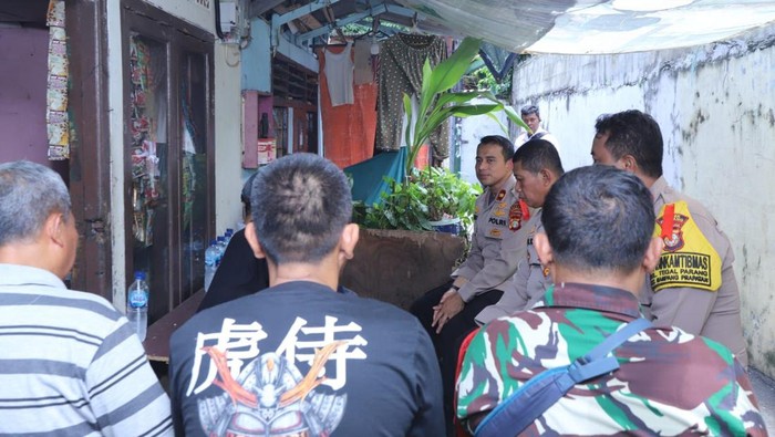 Kapolsek Mampang Prapatan Kompol David Kanitero mengunjungi rumah orang tua pelaku tawuran. Ia meminta ortunya untuk mengawasi anaknya agar tak ikut tawuran.