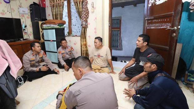 Kapolsek Mampang Prapatan Kompol David Kanitero mengunjungi rumah orang tua pelaku tawuran. Ia meminta ortunya untuk mengawasi anaknya agar tak ikut tawuran.