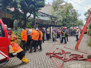 Diduga Korsleting, Rumah Dokter di Surabaya Terbakar