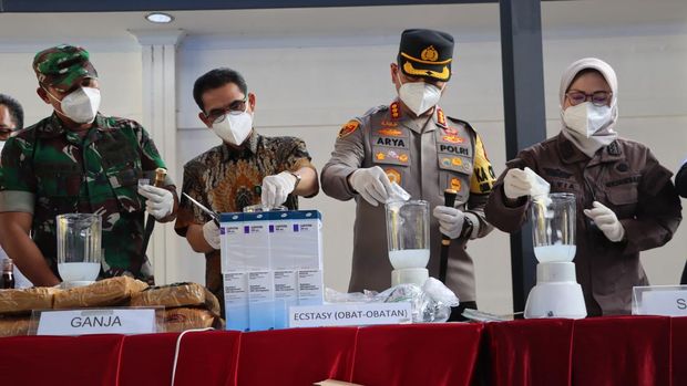 Kejari Depok memusnahkan barang bukti narkoba, minuman beralkohol hingga senjata tajam.