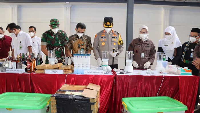 Kejari Depok memusnahkan barang bukti narkoba, minuman beralkohol hingga senjata tajam.