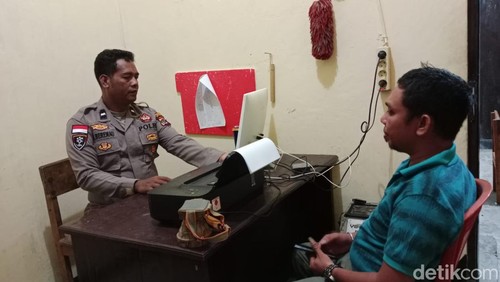 Kepala Desa Saindule, Rote Ndao, NTT, Mikael Opniel Leli saat membuat laporan polisi di Polsek Rote Barat Laut.