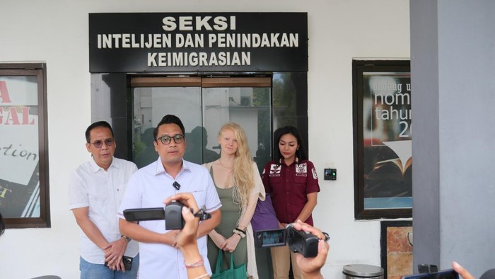 Kepala Kantor Imigrasi Denpasar Tedy Riyandi memberikan keterangan pers mengenai pendeportasian WN Jerman akibat overstay di Bali, Kamis (22/2/2024). (Dok Imigrasi Denpasar)