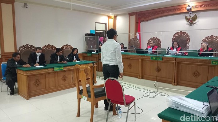 Kepala Unit Sumber Daya Informasi (USDI) Unud Nyoman Putra Sastra saat sidang di PN Tipikor, Kamis (22/2/2024). (Aryo Mahendro/detikBali)