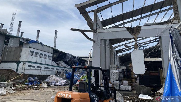 Kerusakan akibat puting beliung dahsyat di Bandung-Sumedang (Antara)