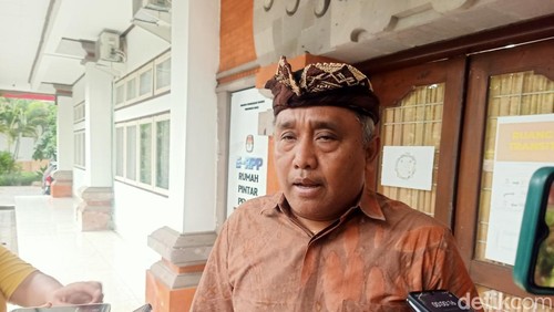 Ketua KPU Bali I Dewa Agung Gede Lidartawan saat ditemui di kantornya, Kamis (22/2/2024). (Ni Made Lastri Karsiani Putri/detikBali)