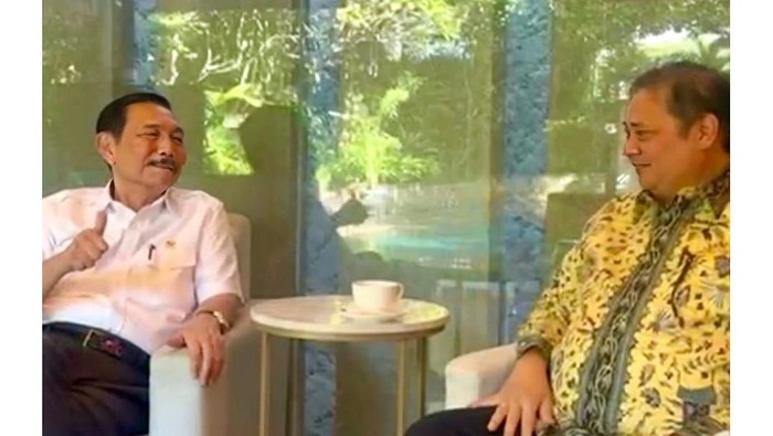 Ketum Golkar Airlangga Hartarto ngopi bareng Ketua Dewan Penasihat DPP Partai Golkar Luhur Binsar Pandjaitan (dok. Instagram @airlanggahartarto_official))