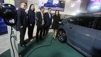 Direktur Komunikasi BMW Group Indonesia Jodie Otania (kanan) bersama Executive Vice President Penjualan dan Pelayanan Pelanggan Retail PT PLN (Persero) Tonny Bellamy (tengah), Direktur Marketing BMW Indonesia Bayu Riyanto (kedua kanan), Direktur Utama PT Tri Energi Berkarya Tania Natasha (kedua kiri) dan Direktur Operasi PT PLN Haleyora Power Diksi Erfani Umar (kiri) berbincang disela-sela penandatanganan kolaborasi strategis BMW Indonesia dengan PLN dan PT Tri Energi Berkarya untuk layanan Home-Charging dalam IIMS 2024 di JIExpo Kemayoran, Jakarta, Kamis (22/2/2024). 