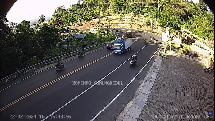 Kondisi arus lalu lintas di jalan Jogja-Wonosari, Patuk, Kabupaten Gunungkidul, Kamis (22/2/2024) pukul 16.48 WIB.