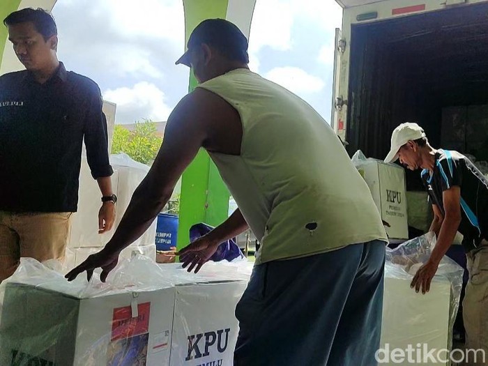 KPU Demak mendistribusikan logistik pemungutan suara susulan ke 10 desa di Kecamatan Karanganyar, Kabupaten Demak, Kamis (22/2/2024).