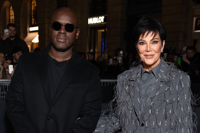 Saat menghadiri Valentino Haute Couture Spring/Summer 2024 di Paris pada Januari 2024, Kris Jenner malah muncul dengan hidung yang terlihat penyok.  Foto: Marc Piasecki/Getty Images