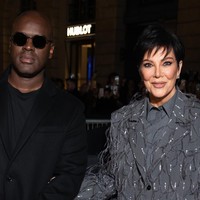 Saat menghadiri Valentino Haute Couture Spring/Summer 2024 di Paris pada Januari 2024, Kris Jenner malah muncul dengan hidung yang terlihat penyok.  Foto: Marc Piasecki/Getty Images