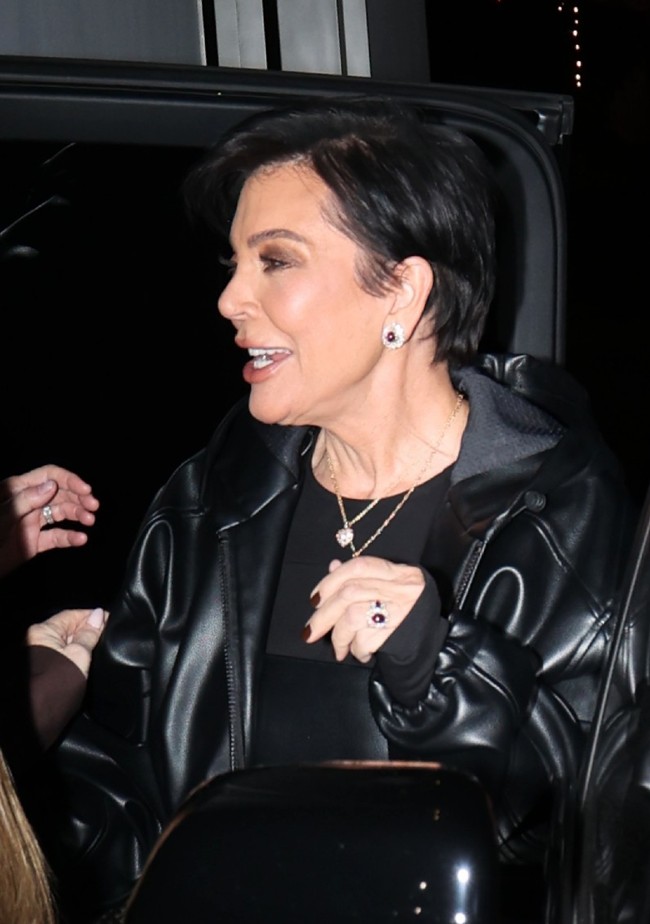 “Pipinya seperti boneka,” kata netizen. “Dia seperti Joker dari Batman,” tulis netizen lainnya. Kris Jenner sendiri mengaku dirinya pernah menjalani operasi facelift untuk mengencangkan wajahnya. Foto: MEGA/Getty Images