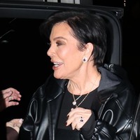 “Pipinya seperti boneka,” kata netizen. “Dia seperti Joker dari Batman,” tulis netizen lainnya. Kris Jenner sendiri mengaku dirinya pernah menjalani operasi facelift untuk mengencangkan wajahnya. Foto: MEGA/Getty Images