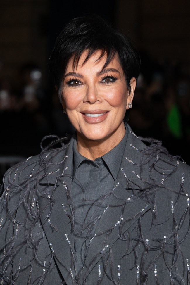 Ahli bedah plastik Dr Fadi Hamaani mengatakan pada Fabulous, seperti dikutip The Sun, Kris Jenner melakukan perawatan rhinoplasty. Oleh karena itu hidung wanita 68 tahun itu terlihat berbeda dari penampilannya di tahun-tahun sebelumnya. Foto: Marc Piasecki/Getty Images
